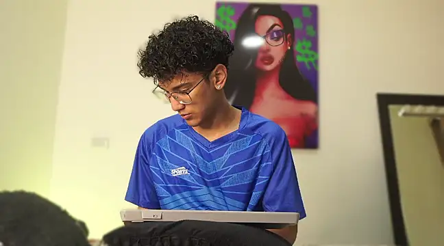 Snapshot of harrytwink18 chatting on 12/12/24, 01:17 harrytwink18 online show from 12/12/24, 01:17