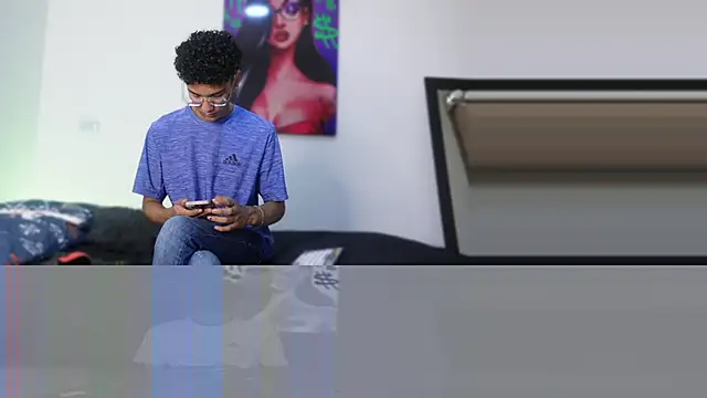 Snapshot of harrytwink18 chatting on 12/23/24, 01:24 harrytwink18 online show from 12/23/24, 01:24