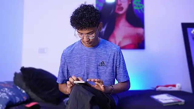 Snapshot of harrytwink18 chatting on 12/30/24, 01:25 harrytwink18 online show from 12/30/24, 01:25