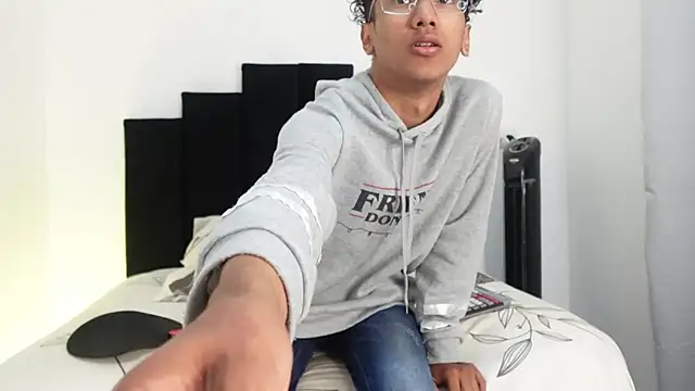 Snapshot of harrytwink18 chatting on 01/13/25, 01:49 harrytwink18 online show from 01/13/25, 01:49