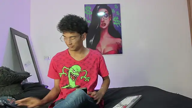 Snapshot of harrytwink18 chatting on 01/30/25, 01:42 harrytwink18 online show from 01/30/25, 01:42