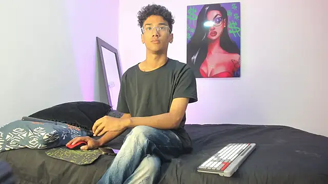 Snapshot of harrytwink18 chatting on 03/03/25, 01:20 harrytwink18 online show from 03/03/25, 01:20