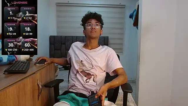 Snapshot of harrytwink18 chatting on 09/15/25, 03:23 harrytwink18 online show from 09/15/25, 03:23