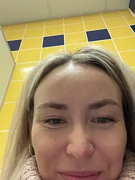 Snapshot of LovenseLush chatting on 12/21/24, 11:01 LovenseLush online show from 12/21/24, 11:01