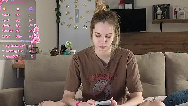 Snapshot of Girl_alone_home chatting on 02/20/25, 06:24 Girl alone home online show from 02/20/25, 06:24