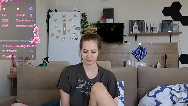 Snapshot of Girl_alone_home chatting on 03/11/25, 06:53 Girl alone home online show from 03/11/25, 06:53