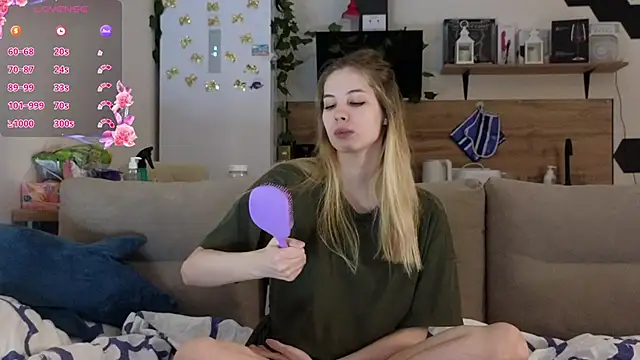 Snapshot of Girl_alone_home chatting on 03/12/25, 03:18 Girl alone home online show from 03/12/25, 03:18