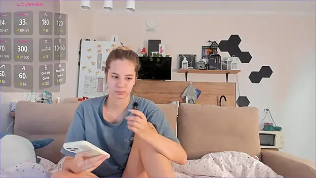 Snapshot of Girl_alone_home chatting on 09/19/25, 03:41 Girl alone home online show from 09/19/25, 03:41