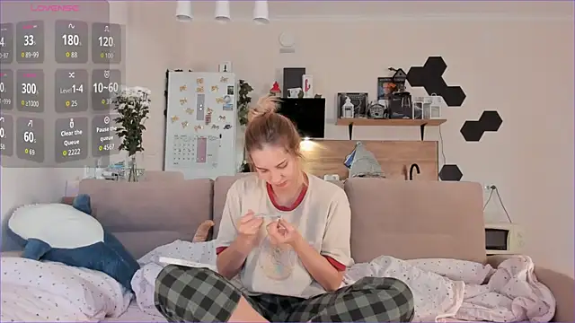 Snapshot of Girl_alone_home chatting on 10/04/25, 03:59 Girl alone home online show from 10/04/25, 03:59