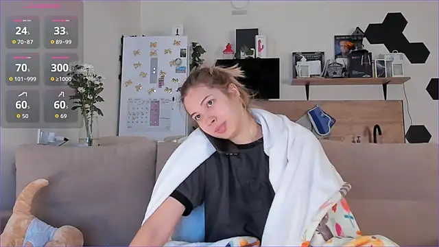 Snapshot of Girl_alone_home chatting on 10/17/25, 04:04 Girl alone home online show from 10/17/25, 04:04