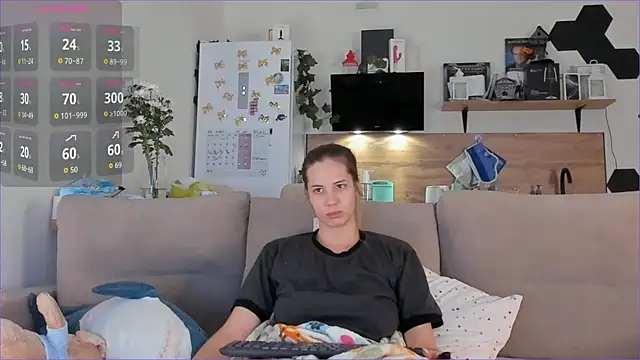 Snapshot of Girl_alone_home chatting on 10/18/25, 04:15 Girl alone home online show from 10/18/25, 04:15