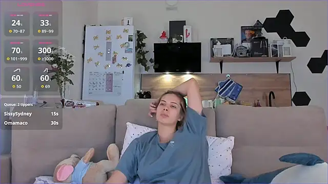 Snapshot of Girl_alone_home chatting on 10/19/25, 04:24 Girl alone home online show from 10/19/25, 04:24