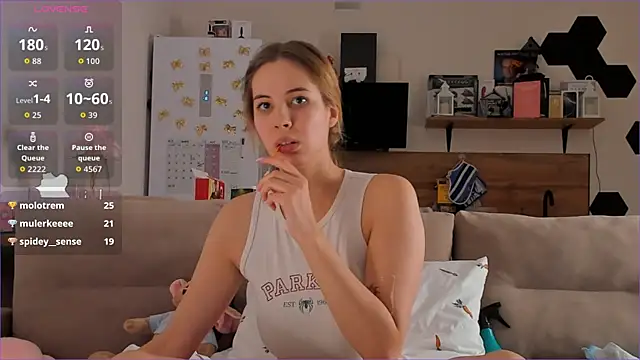 Snapshot of Girl_alone_home chatting on 11/13/25, 04:17 Girl alone home online show from 11/13/25, 04:17