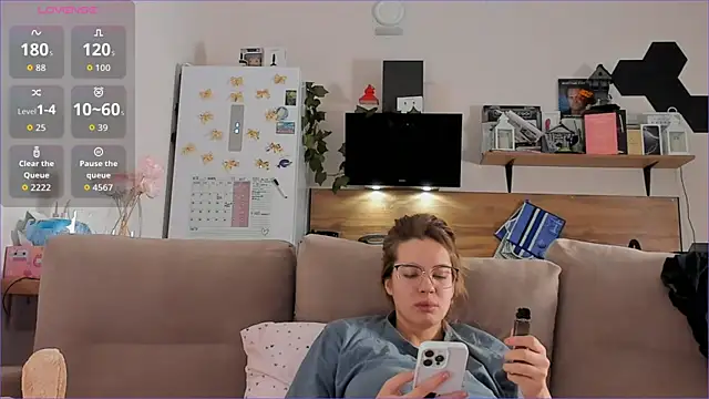 Snapshot of Girl_alone_home chatting on 11/20/25, 03:39 Girl alone home online show from 11/20/25, 03:39