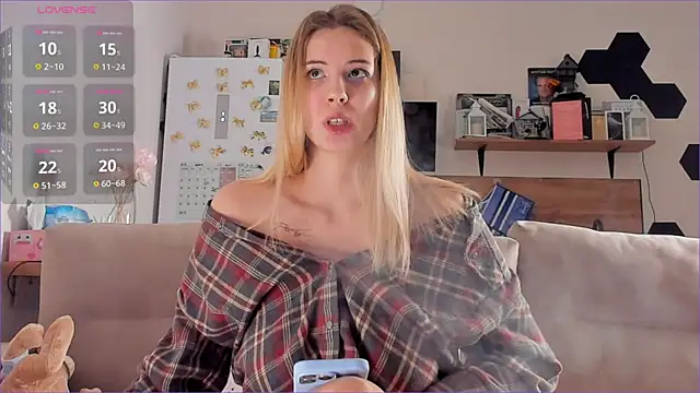 Snapshot of Girl_alone_home chatting on 11/20/25, 03:45 Girl alone home online show from 11/20/25, 03:45