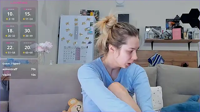 Snapshot of Girl_alone_home chatting on 11/28/25, 04:26 Girl alone home online show from 11/28/25, 04:26