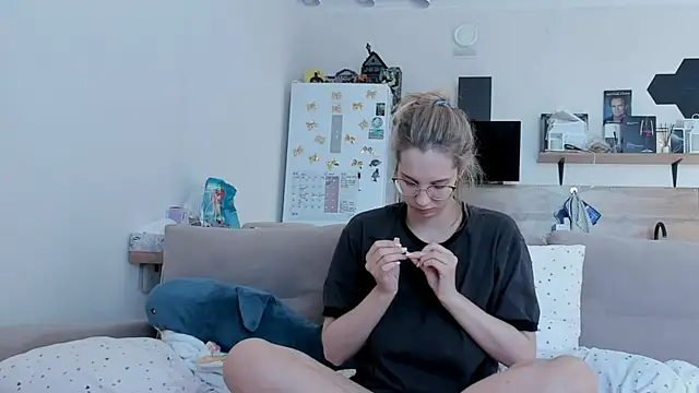 Snapshot of Girl_alone_home chatting on 05/18/26, 02:29 Girl alone home online show from 05/18/26, 02:29