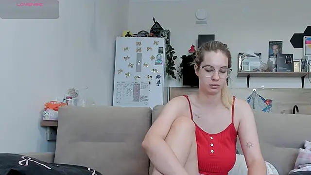 Snapshot of Girl_alone_home chatting on 06/18/26, 03:40 Girl alone home online show from 06/18/26, 03:40