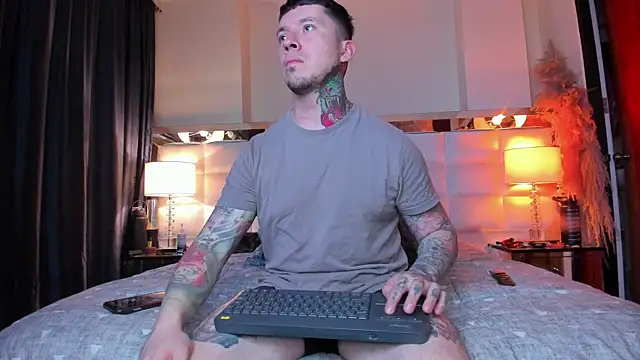 Snapshot of Adam_tatto chatting on 09/19/25, 03:52 Adam tatto online show from 09/19/25, 03:52