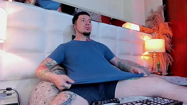 Snapshot of Adam_tatto chatting on 10/30/25, 03:19 Adam tatto online show from 10/30/25, 03:19