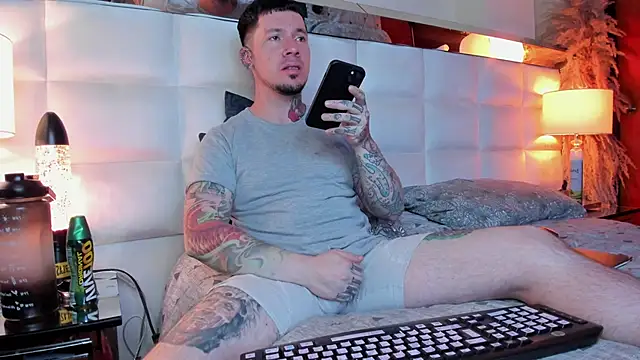 Snapshot of Adam_tatto chatting on 11/18/25, 02:17 Adam tatto online show from 11/18/25, 02:17