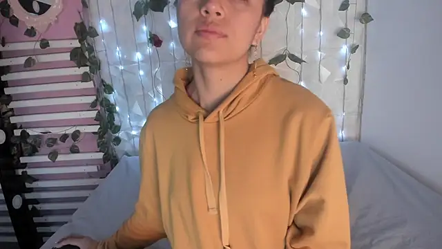 Snapshot of Sophy_SmileSweet chatting on 01/04/25, 11:43 Sophy SmileSweet online show from 01/04/25, 11:43