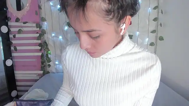 Snapshot of Sophy_SmileSweet chatting on 03/07/25, 12:01 Sophy SmileSweet online show from 03/07/25, 12:01