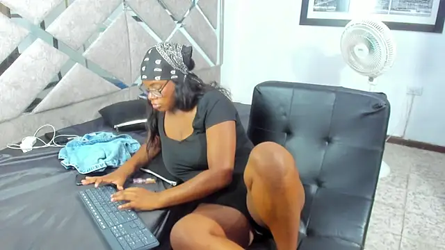 EvaxEmma online show from 04/14/26, 06:25