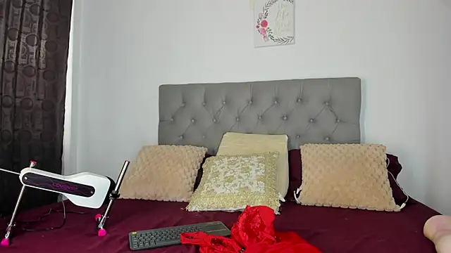 Nicol Swift  online show from 10/10/25, 09:47