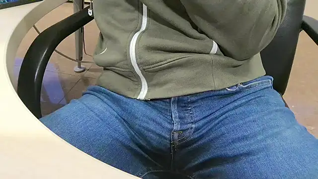 alessandroman2114 online show from 10/21/25, 04:19