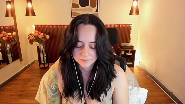 Snapshot of KatherineBond chatting on 06/24/26, 07:02 KatherineBond online show from 06/24/26, 07:02
