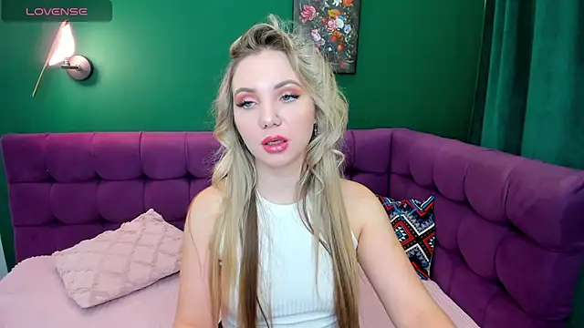 EvaMoran online show from 10/12/25, 01:37