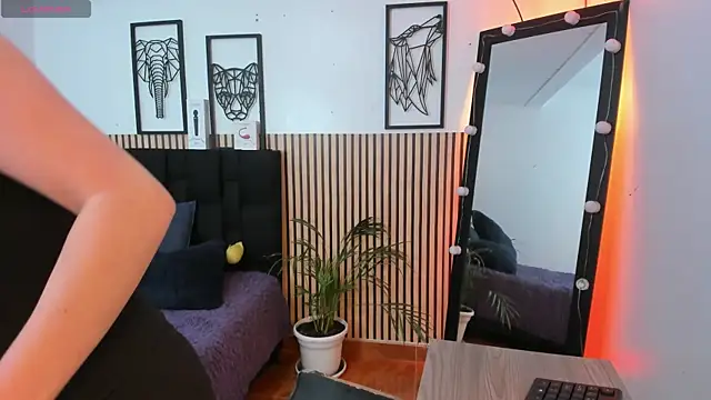 Snapshot of LILA_ELLIOT chatting on 10/14/25, 07:47 LILA ELLIOT online show from 10/14/25, 07:47