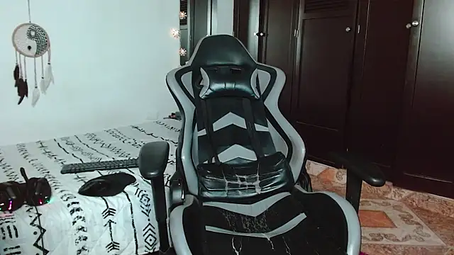 Snapshot of aaron_blug chatting on 12/10/24, 05:07 aaron blug online show from 12/10/24, 05:07