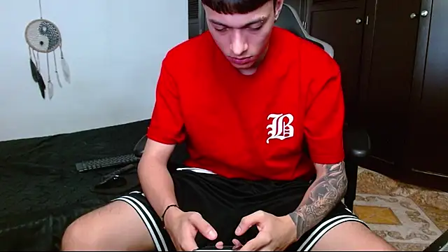 Snapshot of aaron_blug chatting on 01/24/25, 01:24 aaron blug online show from 01/24/25, 01:24