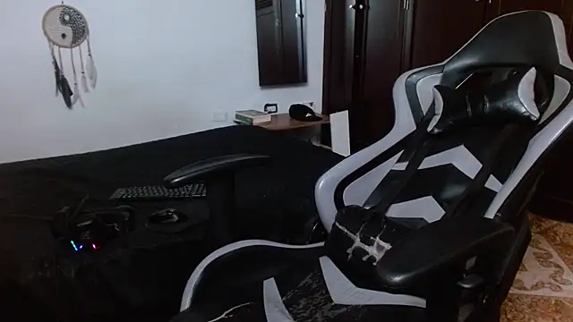 Snapshot of aaron_blug chatting on 02/24/25, 01:57 aaron blug online show from 02/24/25, 01:57