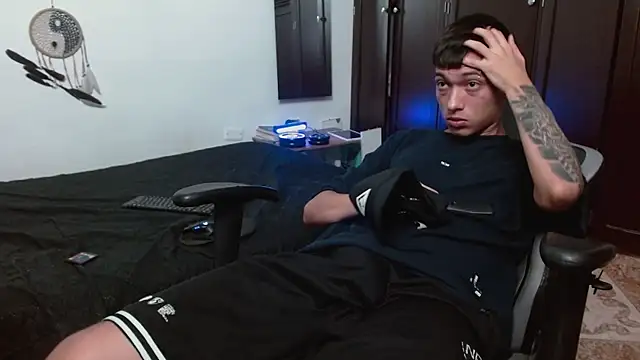 Snapshot of aaron_blug chatting on 11/04/25, 05:23 aaron blug online show from 11/04/25, 05:23