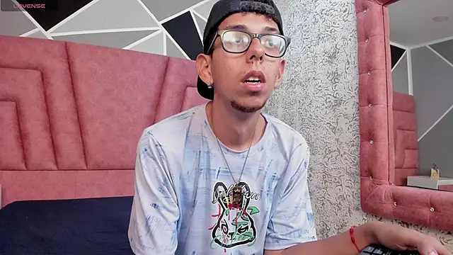 Derek and Skarlet online show from 02/07/25, 06:45