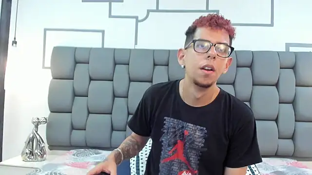 Derek and Skarlet online show from 09/11/25, 06:08