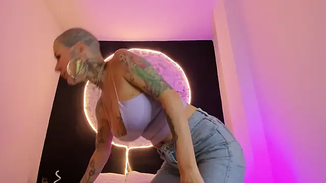 Snapshot of GinebraaFox_ chatting on 03/10/25, 02:48 GinebraaFox online show from 03/10/25, 02:48