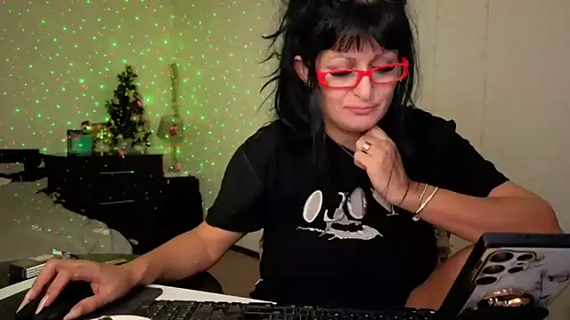 Snapshot of YourDreamLoverr chatting on 12/22/25, 12:18 YourDreamLoverr online show from 12/22/25, 12:18