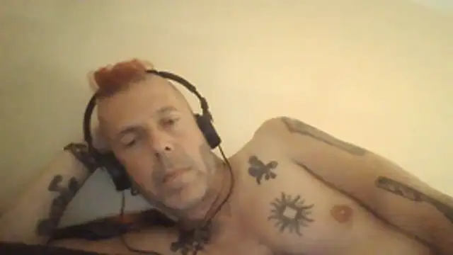 Snapshot of SHARPSkinhead chatting on 07/12/26, 09:06 SHARPSkinhead online show from 07/12/26, 09:06