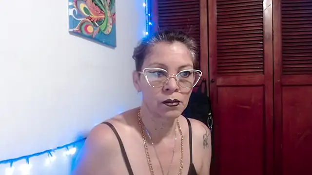 Snapshot of electra-mommy chatting on 07/01/26, 11:01 electra-mommy online show from 07/01/26, 11:01