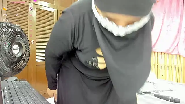 Snapshot of Uzziah_Sabag chatting on 02/28/25, 12:32 Uzziah Sabag online show from 02/28/25, 12:32