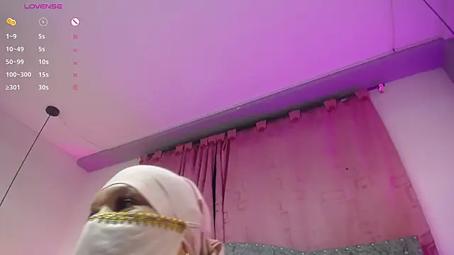 Snapshot of Uzziah_Sabag chatting on 10/28/25, 12:03 Uzziah Sabag online show from 10/28/25, 12:03