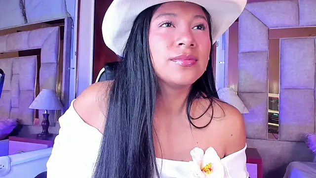 LinnaGardenia online show from 12/21/25, 12:45