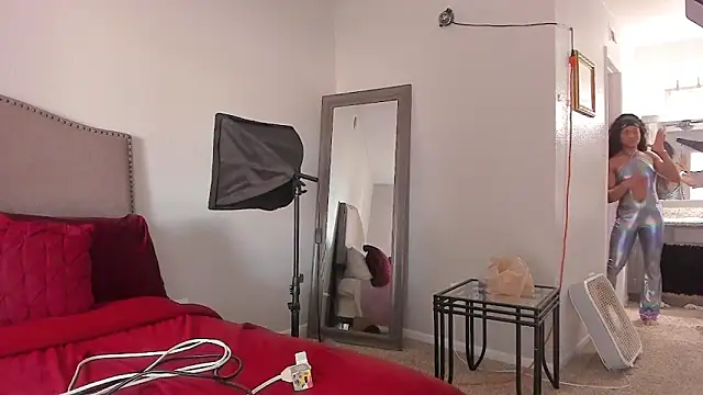 yiauana online show from 04/14/26, 07:53