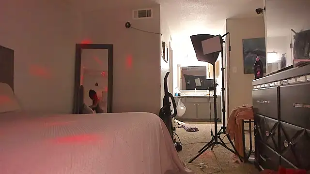 yiauana online show from 04/19/26, 12:04