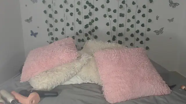 Snapshot of Selena_v chatting on 02/19/25, 10:45 Selena v online show from 02/19/25, 10:45