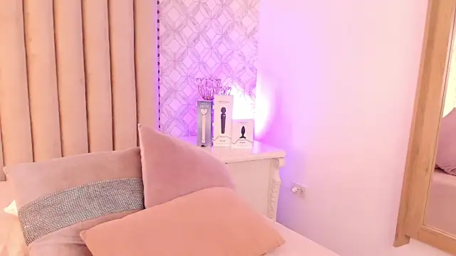 Snapshot of Charlotte__08 chatting on 02/01/25, 11:43 Charlotte 08 online show from 02/01/25, 11:43